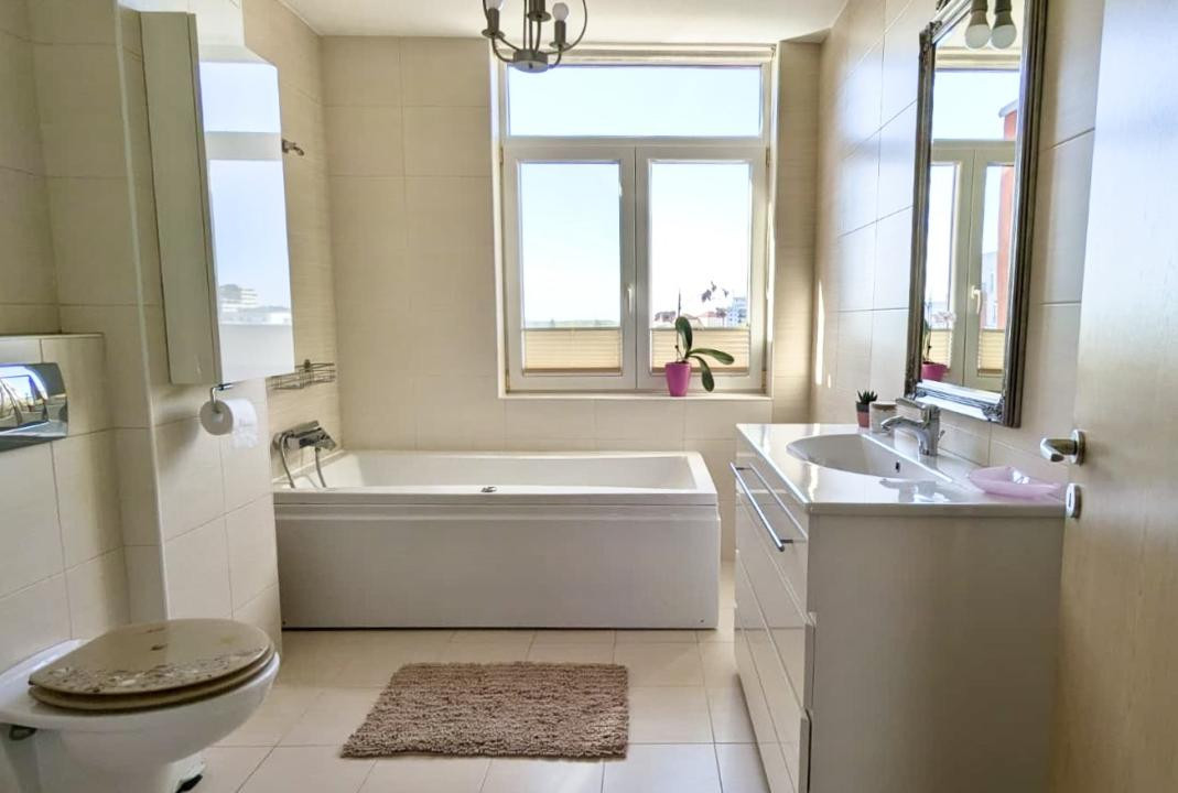Penthouse 3 Camere, 2 bai, decomandat, 100 mp utili - Zona Aradului