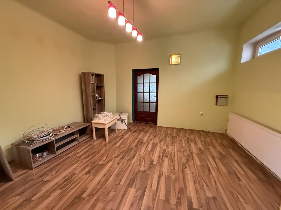 Apartament la curte comuna, 2 camere, 48 mp utili si teren comun 550 mp - Mehala