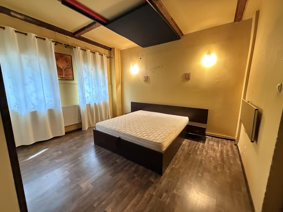 Apartament la curte comuna, 2 camere, 48 mp utili si teren comun 550 mp - Mehala