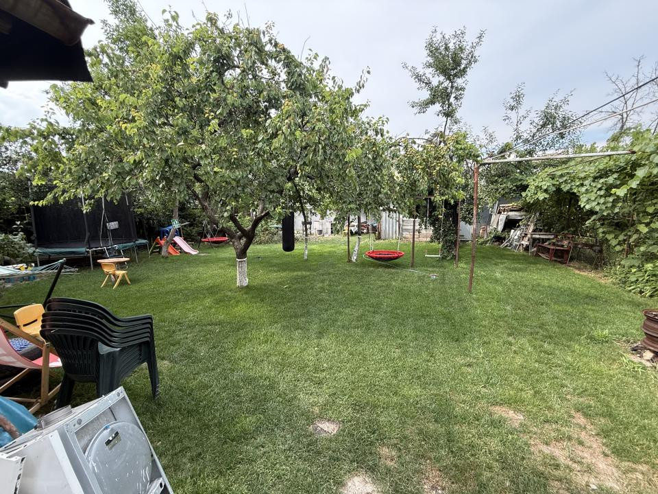 Apartament la curte comuna, 2 camere, 48 mp utili si teren comun 550 mp - Mehala
