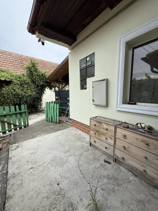 Apartament la curte comuna, 2 camere, 48 mp utili si teren comun 550 mp - Mehala