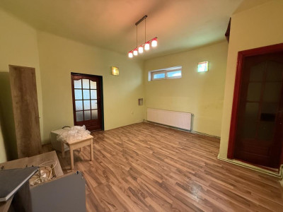 Apartament la curte comuna, 2 camere, 48 mp utili si teren comun 550 mp - Mehala