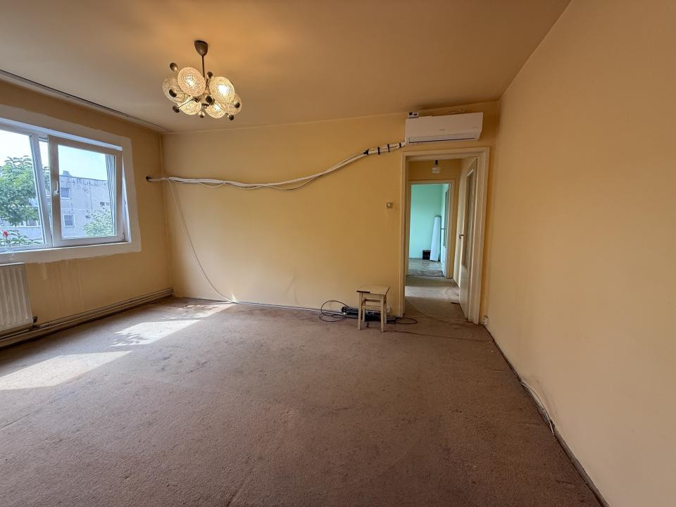 Apartament 3 camere, etaj 3, semidecomandat, centrala, P-ta Doina