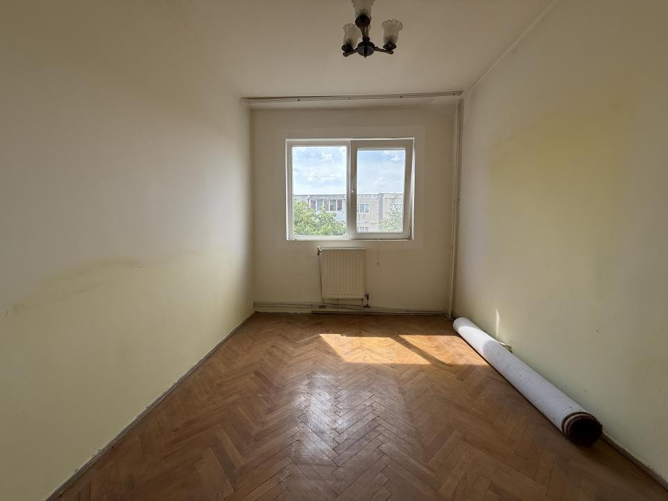 Apartament 3 camere, etaj 3, semidecomandat, centrala, P-ta Doina