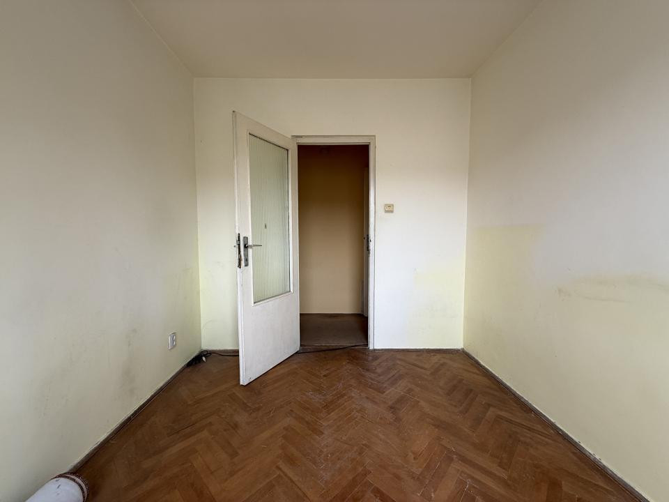 Apartament 3 camere, etaj 3, semidecomandat, centrala, P-ta Doina
