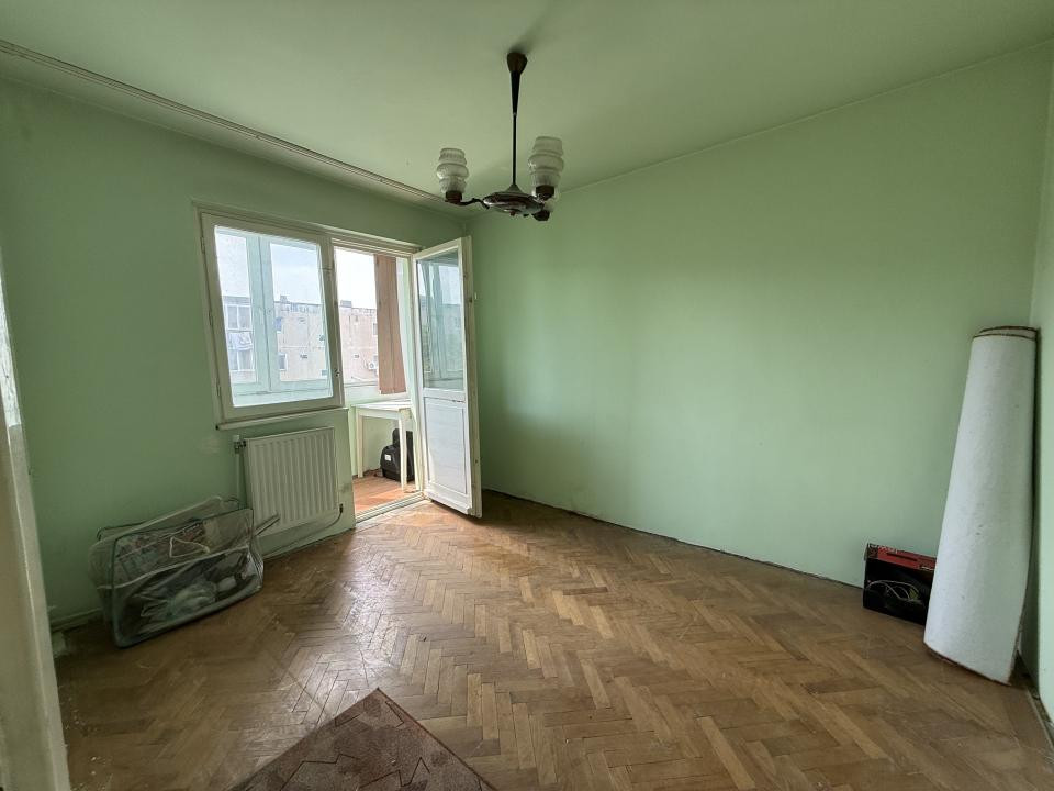 Apartament 3 camere, etaj 3, semidecomandat, centrala, P-ta Doina