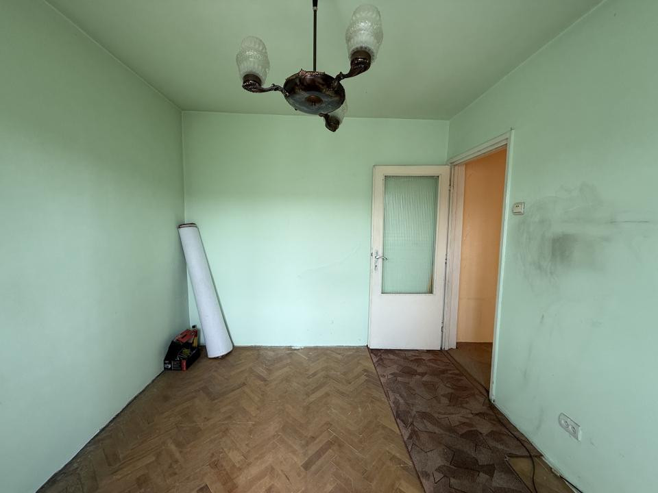 Apartament 3 camere, etaj 3, semidecomandat, centrala, P-ta Doina
