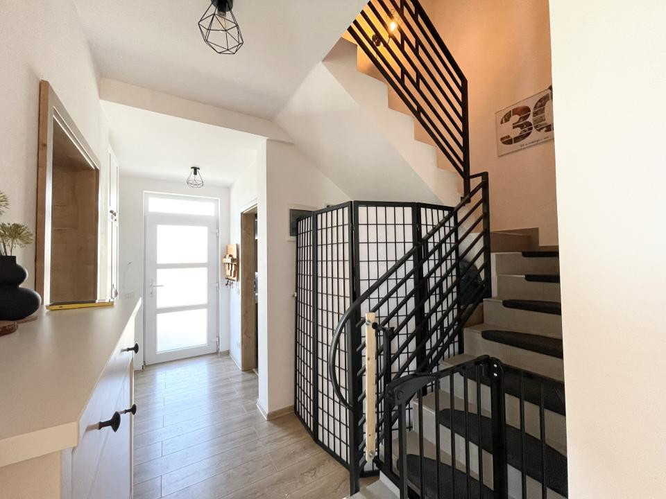 Triplex pe colt, 90 mp utili, mobilat, utilat - Mosnita Veche
