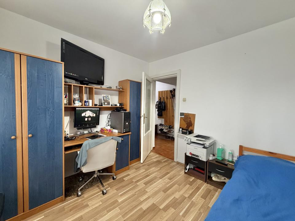 Apartament 3 camere, etaj 1, semidecomandat, zona Olimpia-Stadion 