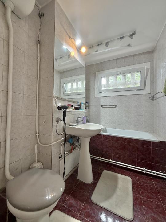 Apartament 3 camere, etaj 1, semidecomandat, zona Olimpia-Stadion 