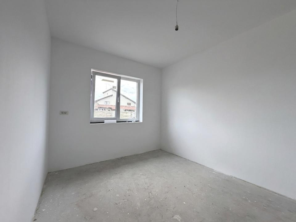 Duplex 4 camere, 96 mp utili, 16 mp terasa, 370 mp teren - Sag 