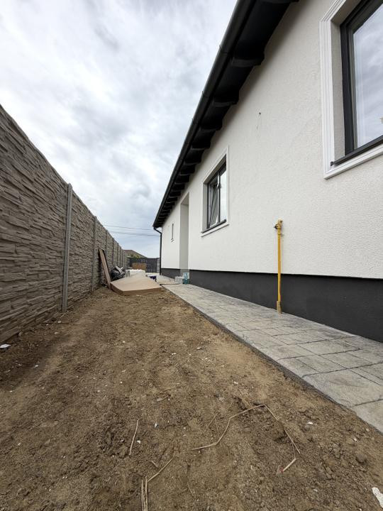 Duplex 4 camere, 96 mp utili, 16 mp terasa, 370 mp teren - Sag 