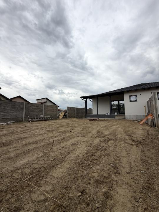 Duplex 4 camere, 96 mp utili, 16 mp terasa, 370 mp teren - Sag 
