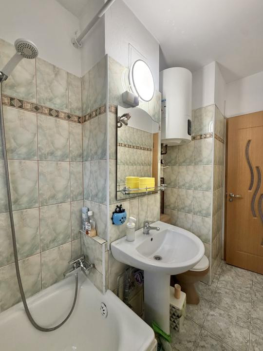 Apartament 1 camere, decomandat, etaj 3, zona Dambovita 