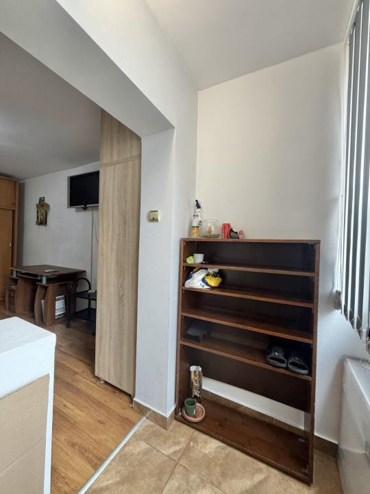 Apartament 1 camere, decomandat, etaj 3, zona Dambovita 