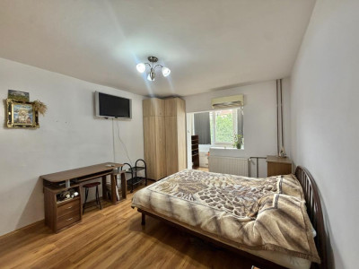 Apartament 1 camere, decomandat, etaj 3, zona Dambovita 