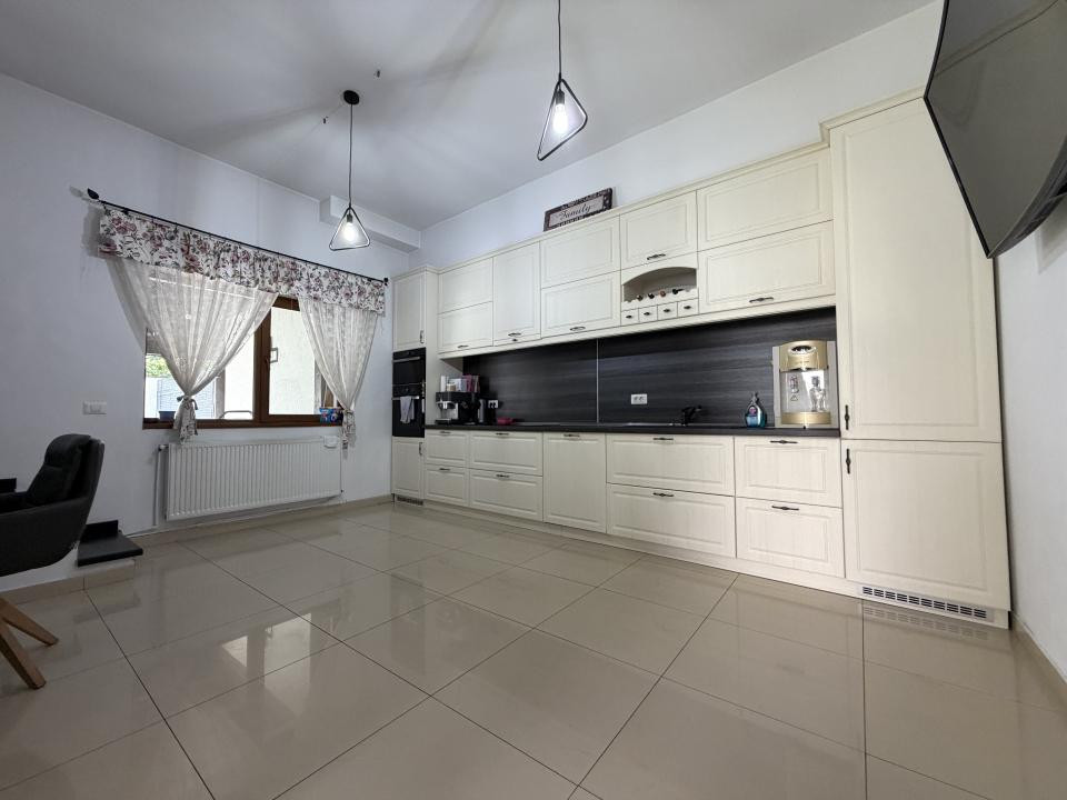 Casa individuala 4 camere, 220 mp utili, 400 mp teren, renovat integral -Sagului