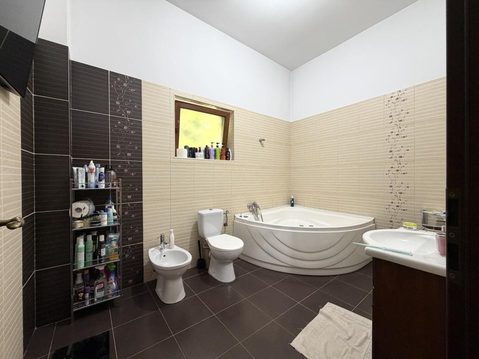 Casa individuala 4 camere, 220 mp utili, 400 mp teren, renovat integral -Sagului
