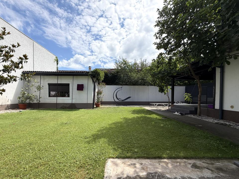 Casa individuala 4 camere, 220 mp utili, 400 mp teren, renovat integral -Sagului