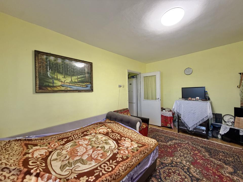 Apartament 2 camere, semidecomandat, etaj 3, zona Dambovita 