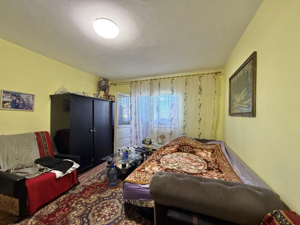 Apartament 2 camere, semidecomandat, etaj 3, zona Dambovita 
