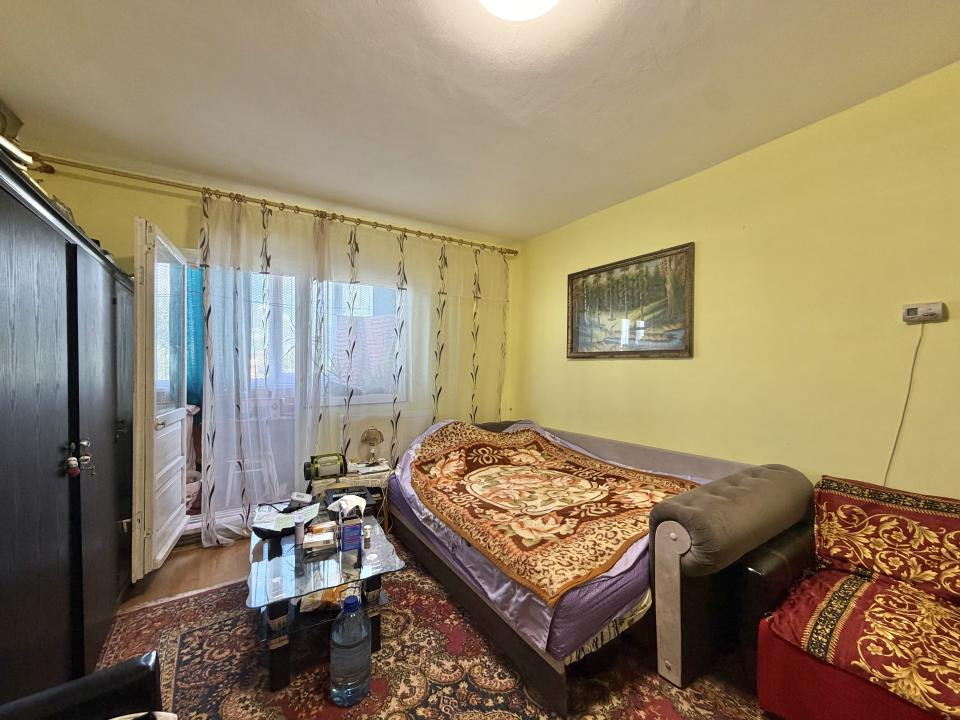 Apartament 2 camere, semidecomandat, etaj 3, zona Dambovita 
