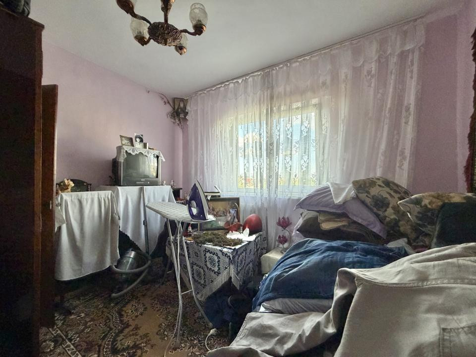Apartament 2 camere, semidecomandat, etaj 3, zona Dambovita 