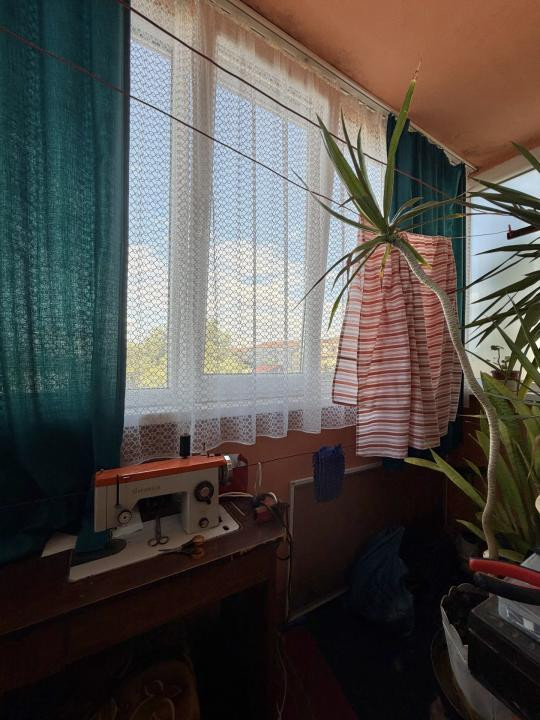 Apartament 2 camere, semidecomandat, etaj 3, zona Dambovita 