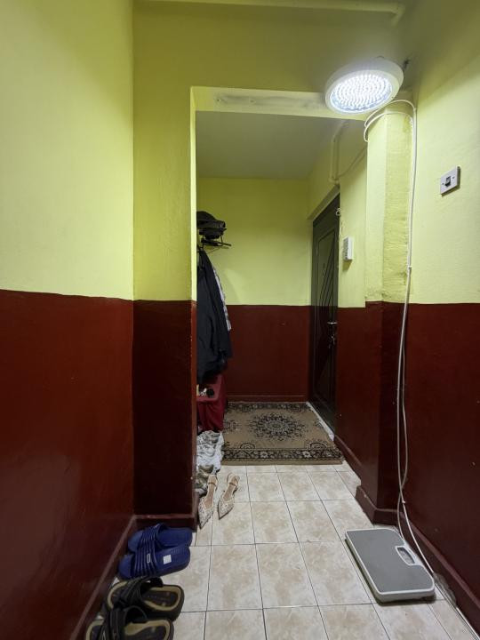 Apartament 2 camere, semidecomandat, etaj 3, zona Dambovita 