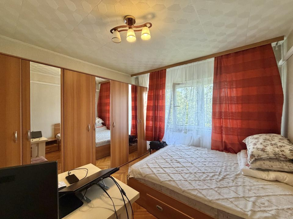 Apartament 2 camere, decomandat, etaj 3, zona Soarelui