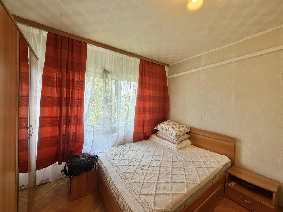 Apartament 2 camere, decomandat, etaj 3, zona Soarelui