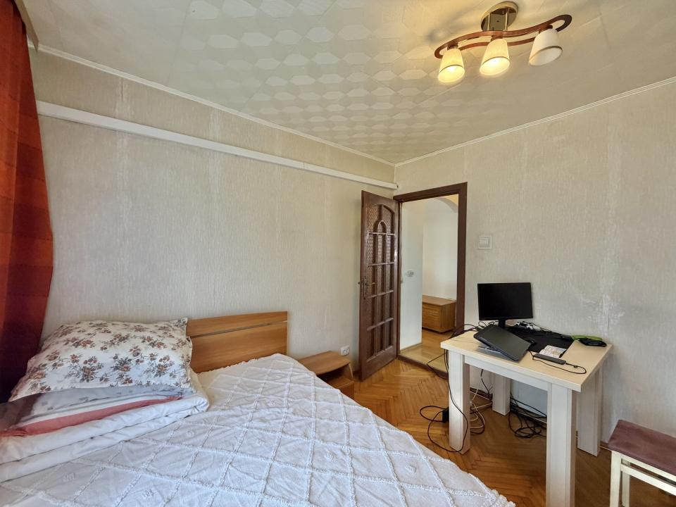 Apartament 2 camere, decomandat, etaj 3, zona Soarelui