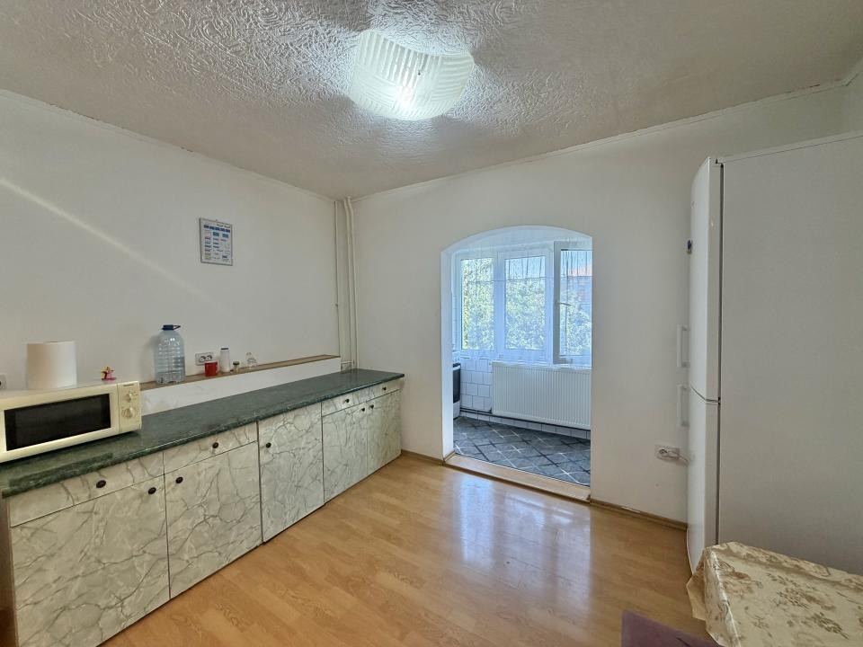Apartament 2 camere, decomandat, etaj 3, zona Soarelui