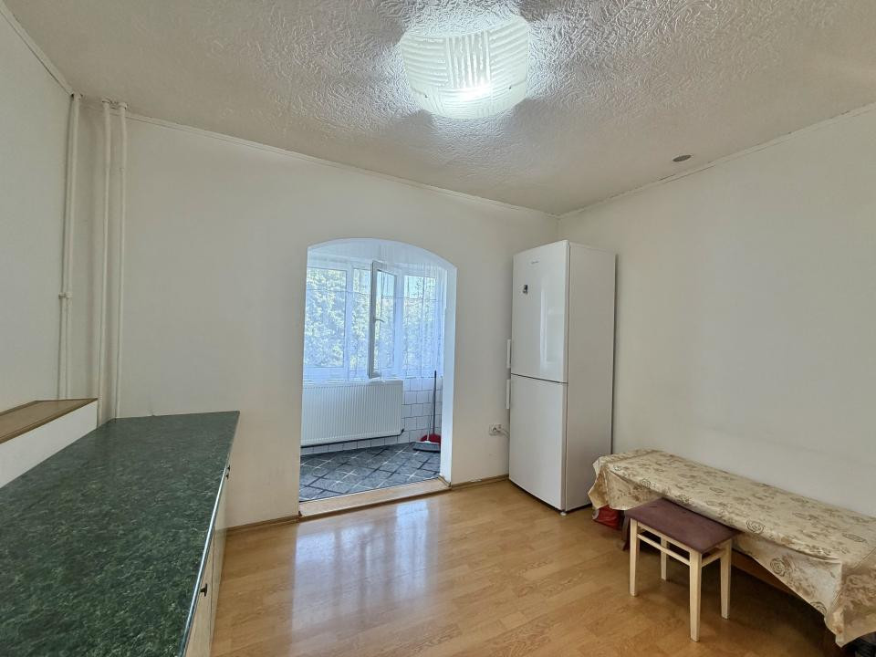 Apartament 2 camere, decomandat, etaj 3, zona Soarelui