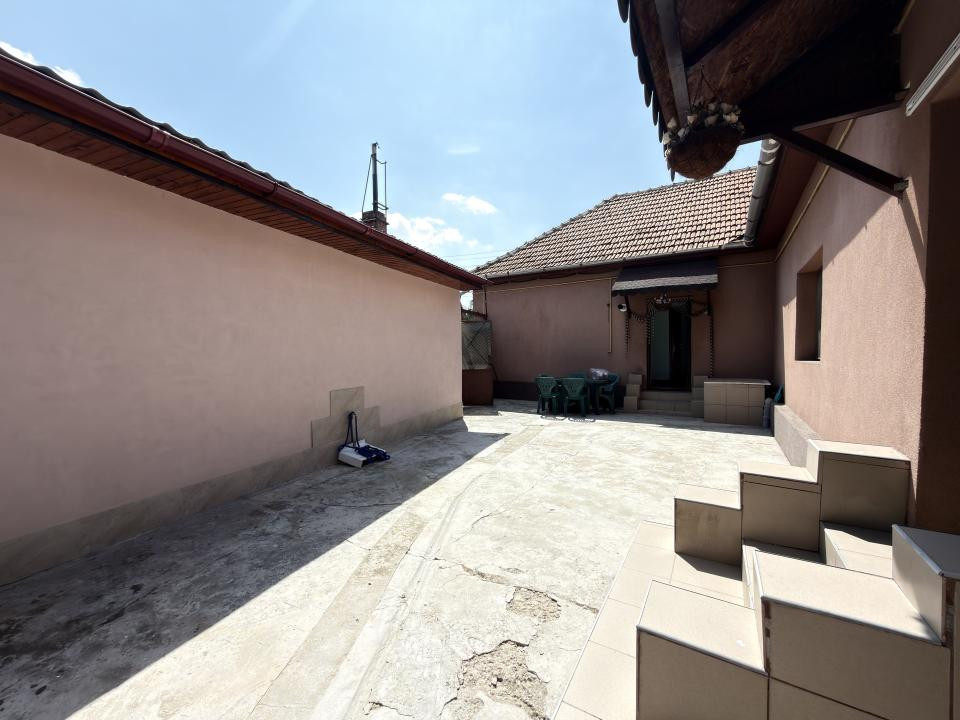 Casa cu 3 apartamente, 116 mp utili, 479 mp teren - Ghiroda noua