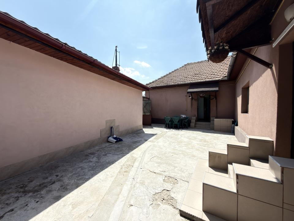 Casa cu 3 apartamente, 116 mp utili, 479 mp teren - Ghiroda noua
