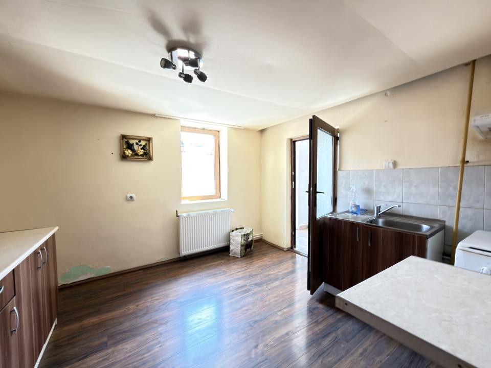 Casa cu 3 apartamente, 116 mp utili, 479 mp teren - Ghiroda noua