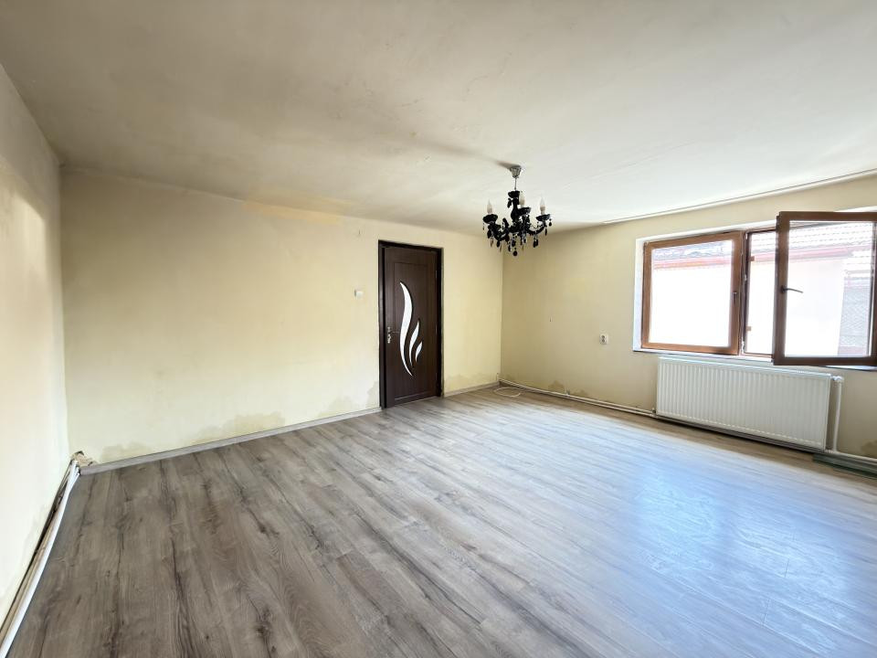 Casa cu 3 apartamente, 116 mp utili, 479 mp teren - Ghiroda noua