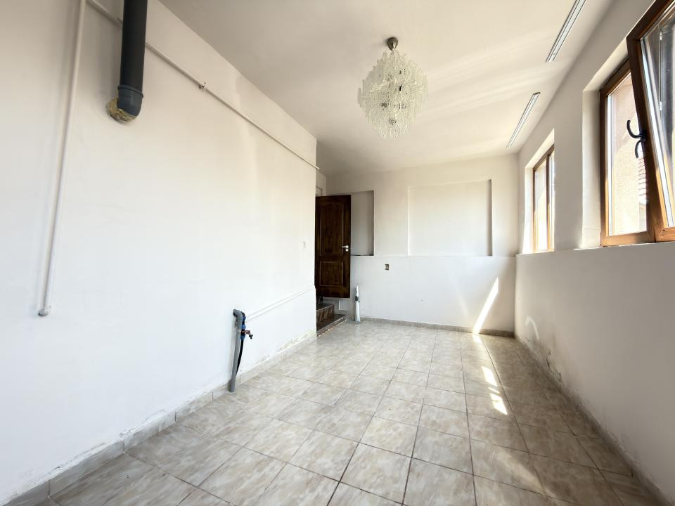 Casa cu 3 apartamente, 116 mp utili, 479 mp teren - Ghiroda noua