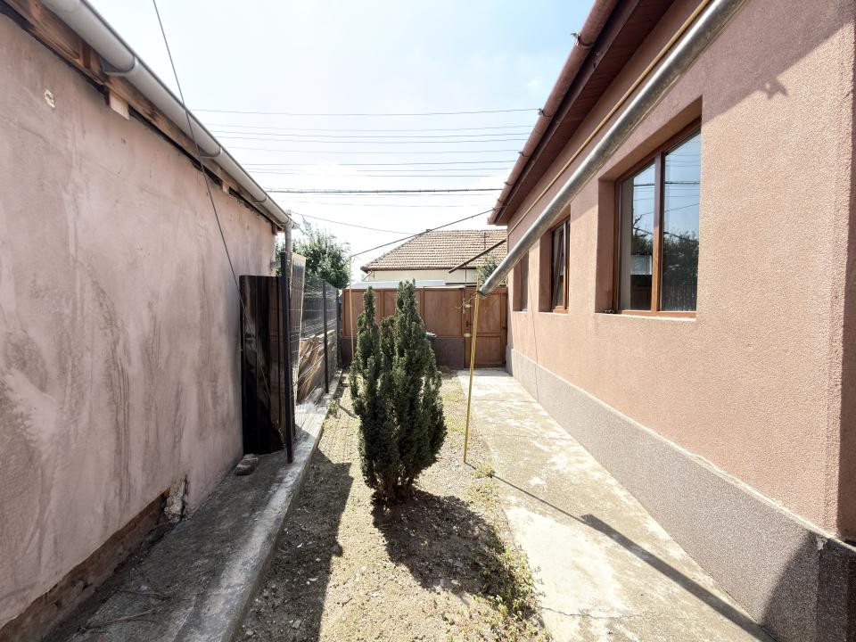 Casa cu 3 apartamente, 116 mp utili, 479 mp teren - Ghiroda noua