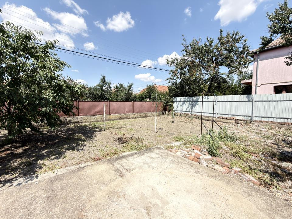 Casa cu 3 apartamente, 116 mp utili, 479 mp teren - Ghiroda noua