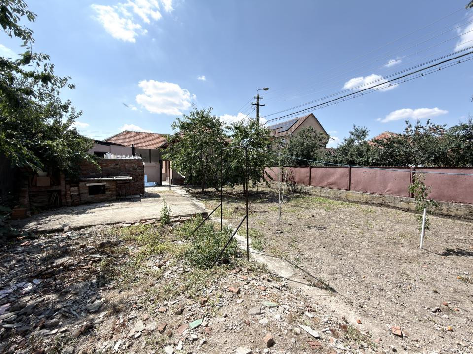 Casa cu 3 apartamente, 116 mp utili, 479 mp teren - Ghiroda noua