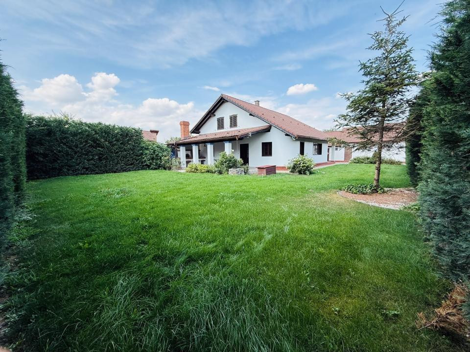 DE INCHIRIAT Casa individuala, 180mp utili, 720 teren-Sanmihaiul Roman