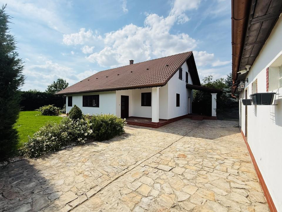 DE INCHIRIAT Casa individuala, 180mp utili, 720 teren-Sanmihaiul Roman