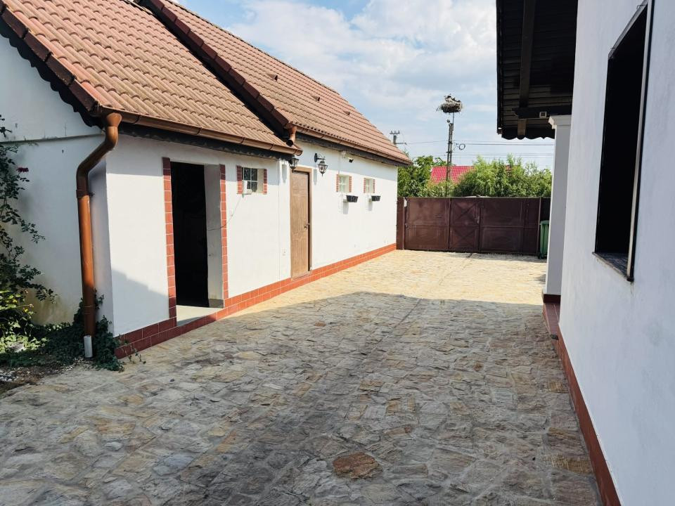 DE INCHIRIAT Casa individuala, 180mp utili, 720 teren-Sanmihaiul Roman