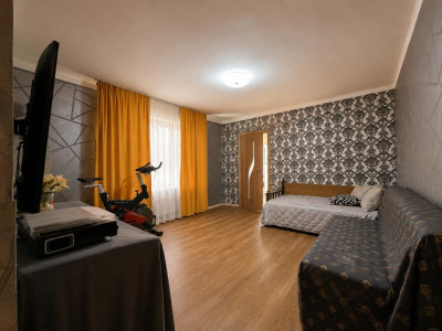Casa 3 camere, 100 mp utili, 300 mp teren propriu , curte comuna - Sagului