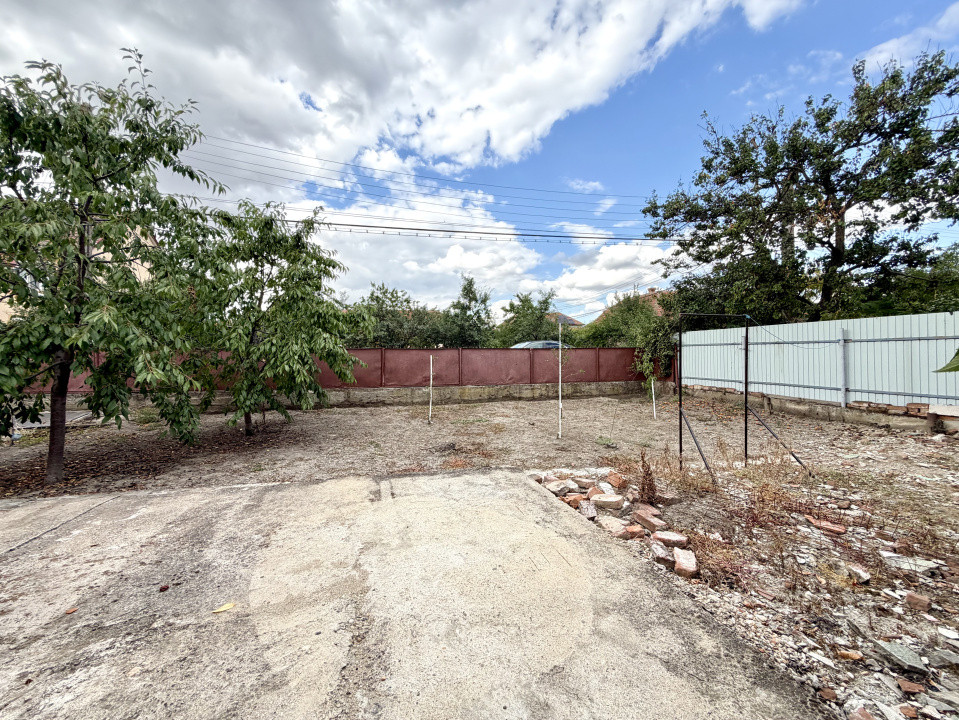 Casa individuala, cu potential, 5 camere, 479 mp teren - zona Ghirodei 