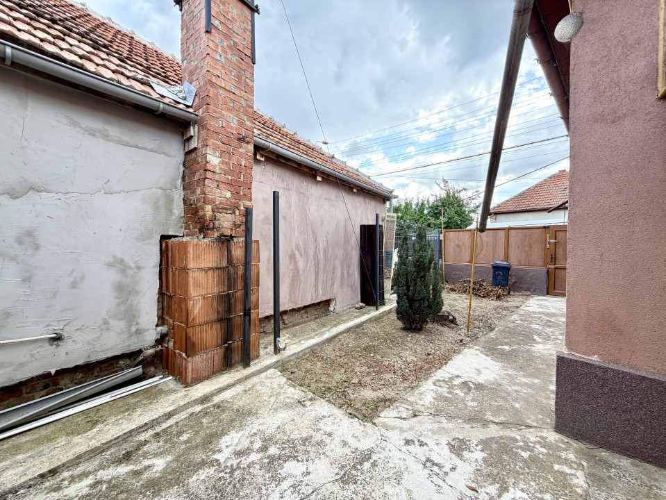 Casa individuala, cu potential, 5 camere, 479 mp teren - zona Ghirodei 
