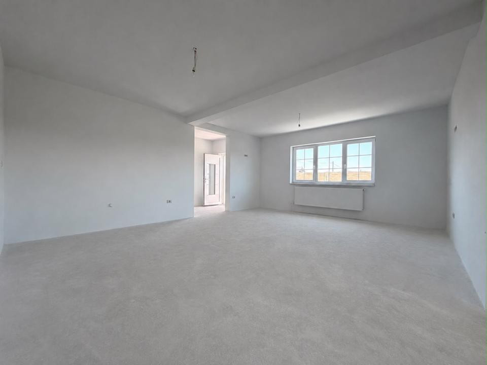 Duplex cu 3 camere, 80 mp utili, 16 mp terasa, 463 mp teren - Sag 