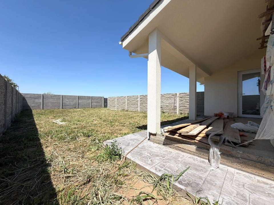 Duplex cu 3 camere, 80 mp utili, 16 mp terasa, 463 mp teren - Sag 